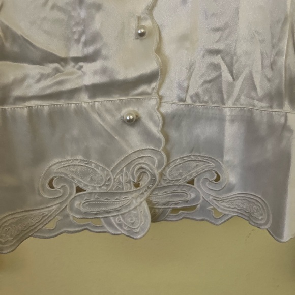 NICOLA White Satin Top with Pearl Accents Size 16 - Picture 7 of 9